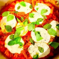 Roasted Red Pepper Pasta with balsamic chicken, mozzarella and basil|Liesel Ryanさん