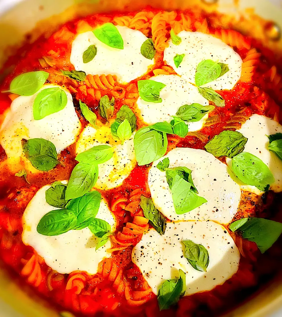 Roasted Red Pepper Pasta with balsamic chicken, mozzarella and basil|Liesel Ryanさん