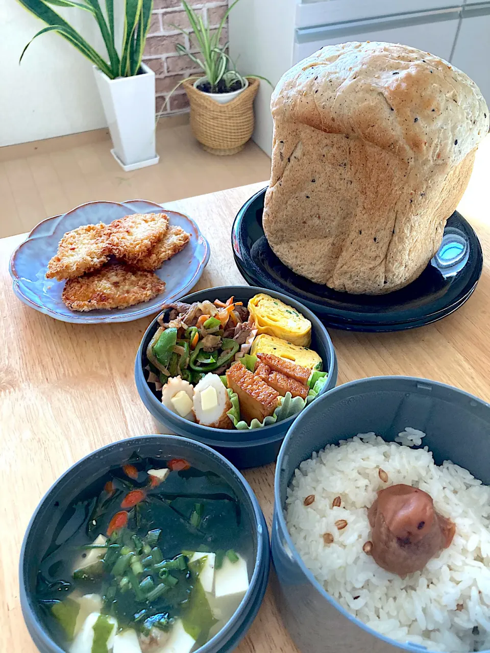 朝焼き胡麻食パン(昨日のキスフライでサンドイッチに)🍞と旦那さんお弁当((´艸｀*))|さくたえさん