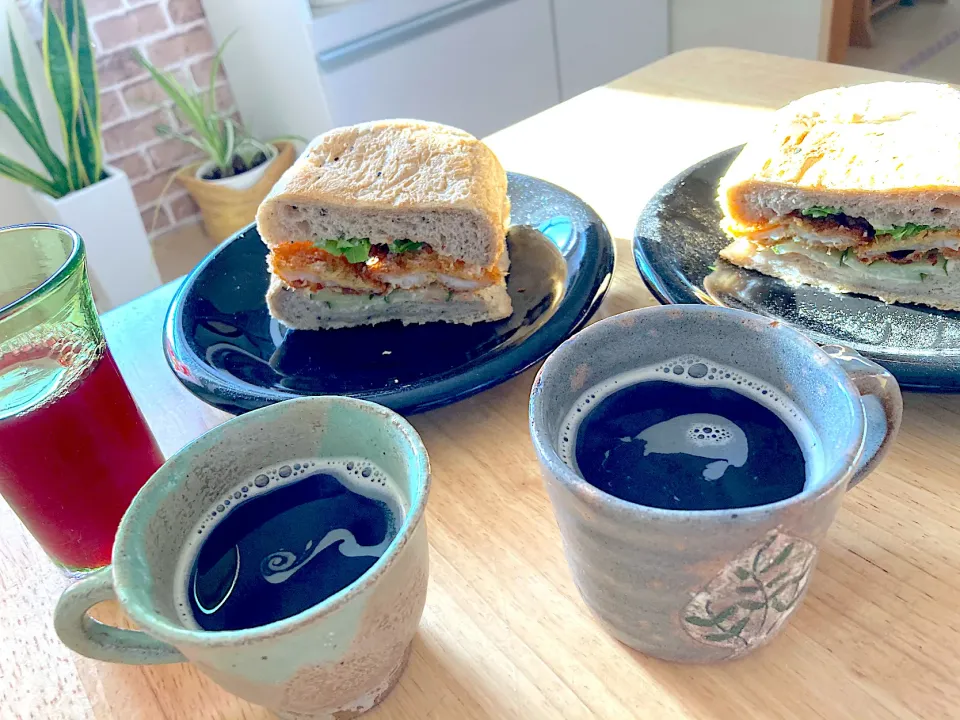 朝ごはん♡キスフライサンドイッチ🥪、タンポポ珈琲、父が育てたぶどうで作ったジュース😋|さくたえさん