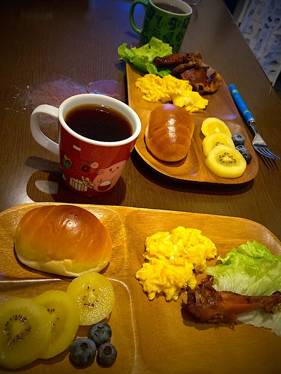 スクランブルエッグ　ローストチキン　キウイ　ブルーベリー　バターロール　コーヒー|ch＊K*∀o(^^*)♪さん