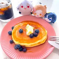 Snapdishの料理写真:朝摘みブルーベリーとホットケーキ|もりさん