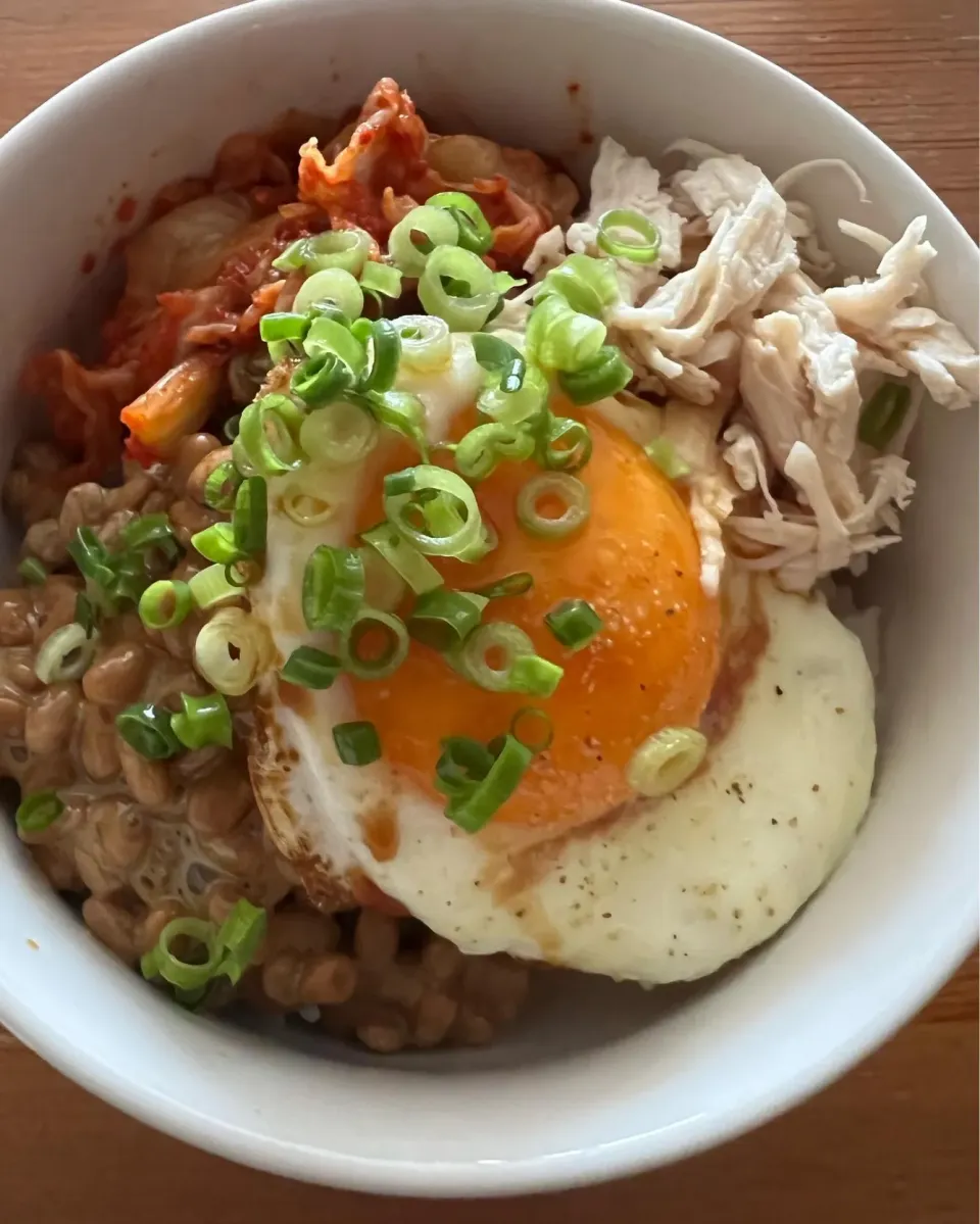 納豆キムチ鶏ササミ目玉焼きDon作ったよ🍳|NOMU'S キッチン🍳さん