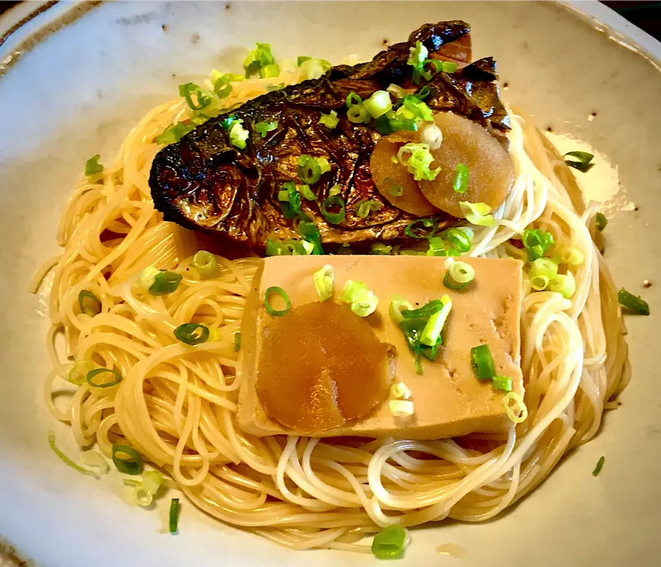 Snapdishの料理写真:焼き鯖そうめん                                  (豆腐炊合せﾊﾞｰｼﾞｮﾝ)|mottomoさん