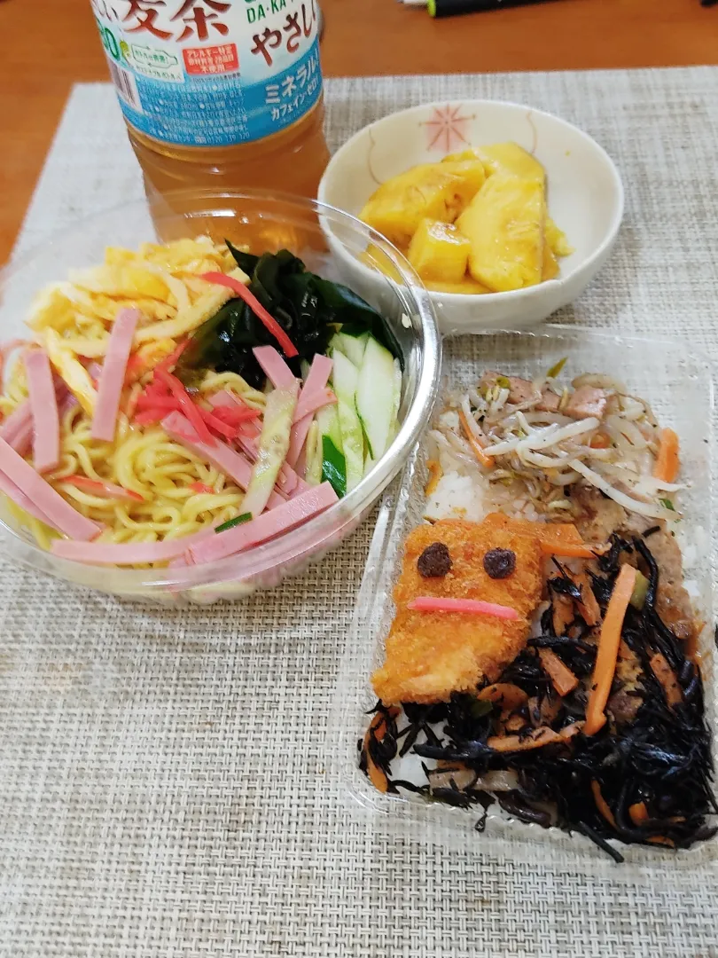 冷やし中華とミニ弁当

昼食中にＡさんから連絡がありました。
濃厚接触者になってしまったとのこと。
ということは、昨日Ａさんと一緒にいた私はどうなるの？
こんなことが繰り返されています。|Rピージャーさん