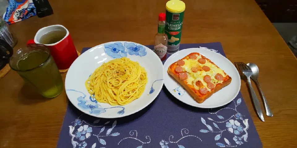 ペペロンチーノとピザトースト(昼飯)|enarinさん