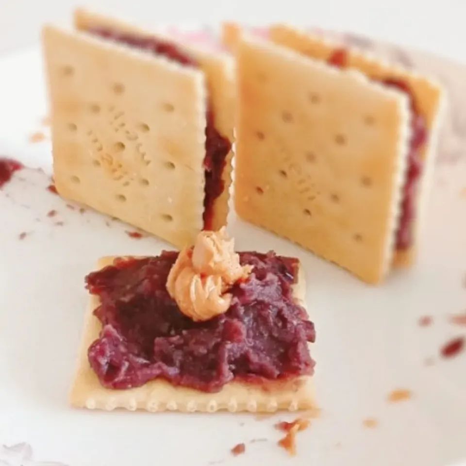 Tea Time Snacks ❤

Homemade red bean paste + peanut butter + Meiji plain crackers|2721_blissさん