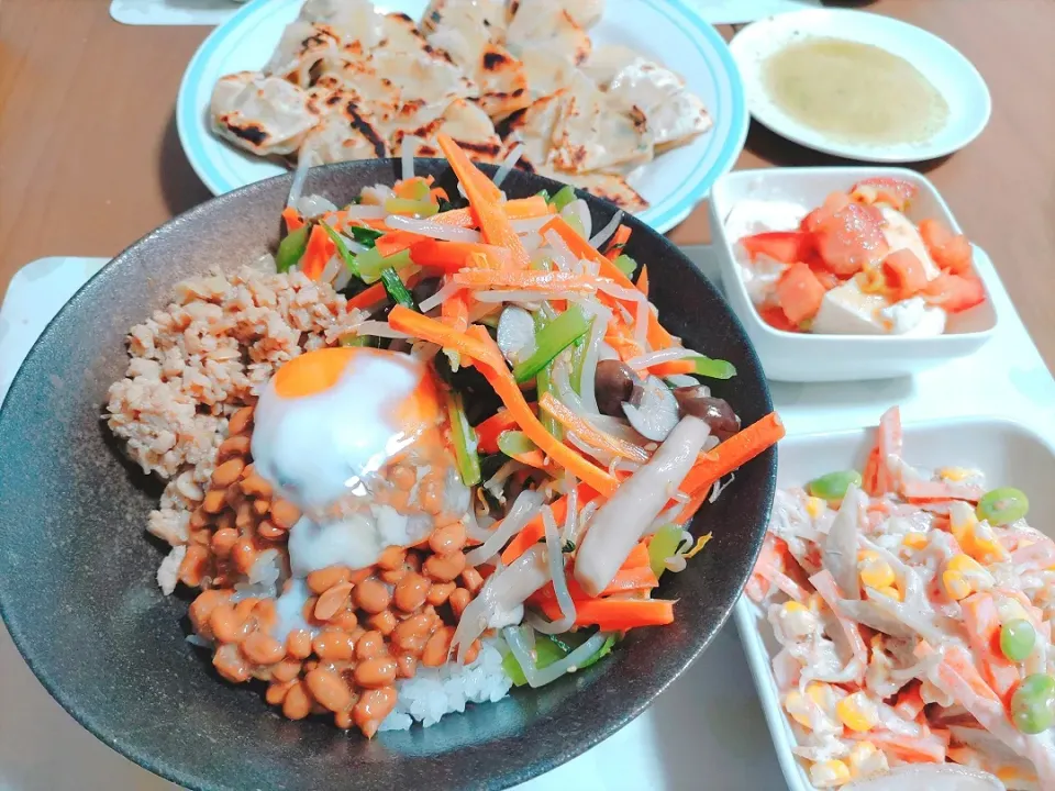 Snapdishの料理写真:納豆ビビンバ丼
トマトとワサビ醤油の冷奴
枝豆とコーン入りごぼうサラダ
冷凍一口餃子|うみママさん