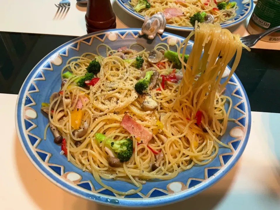 Snapdishの料理写真:ベーコンとブロッコリーとしめじとマッシュのオイルパスタ|Takeshi  Nagakiさん