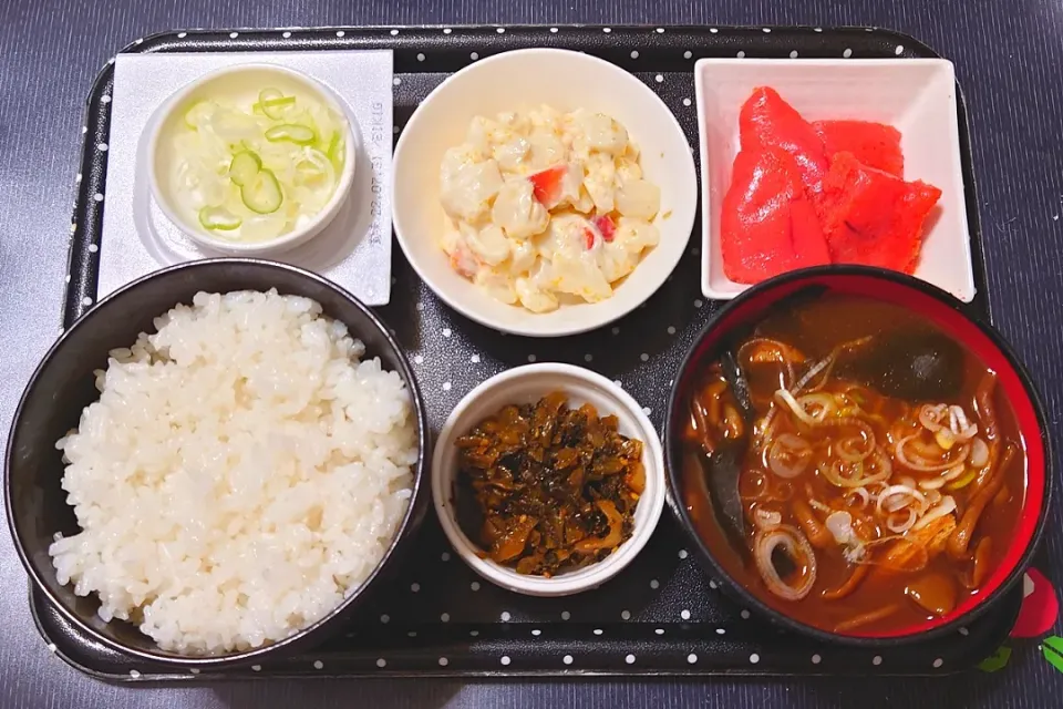 今日の朝ご飯（栃木県産コシヒカリに辛子明太子、ホッキ貝サラダ、納豆、赤だしのなめこ汁、明太高菜）|Mars＠釜飯作り研究中さん