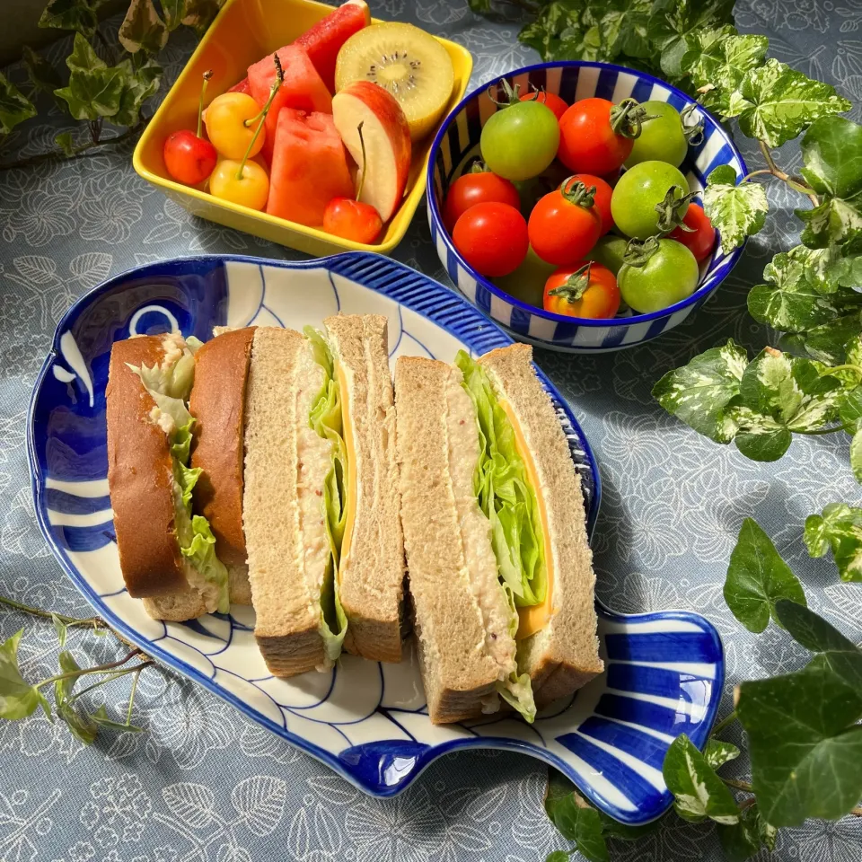 Snapdishの料理写真:🥪朝ご飯に見えそうなお昼ご飯は　ツナ＋チーズ＋レタスのサンドウィッチ🥪|Hollyさん