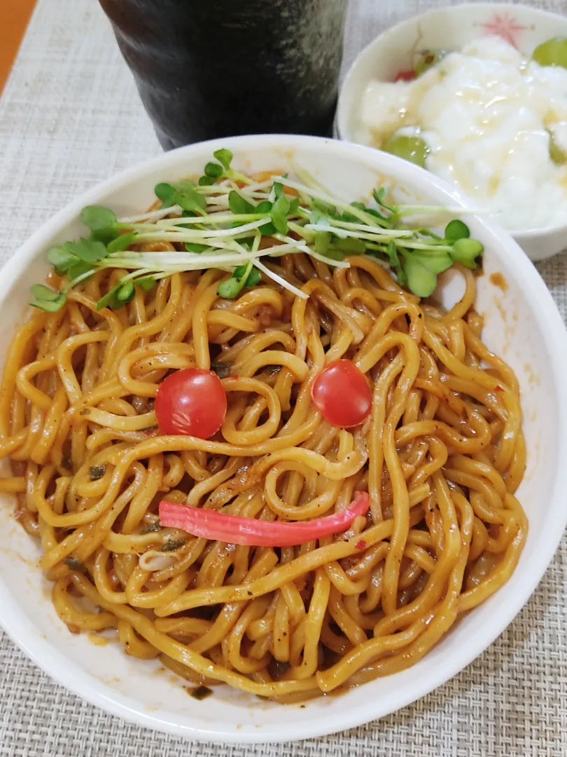 Snapdishの料理写真:麺屋武蔵監修の辛まぜそば再び

冷凍食品でありながら、前回は作り方を間違えてしまいました。
今回はトリセツ通り、慎重に作らせていただきました。
なるほどー。この辛さ、この旨味、そしてこの値段はヤミツキになるかもね。|Rピージャーさん