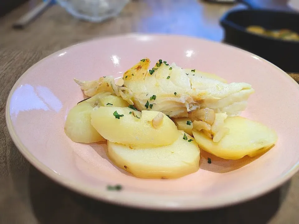 Snapdishの料理写真:鱈とじゃがいもの白ワイン蒸し|古尾谷りかこさん