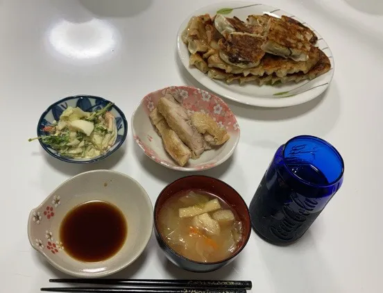 晩御飯(^^)☆雪松の餃子☆サラダ（キャベツ、玉子、カニカマ、豆苗を酢とマヨで）☆チキン酢テーキ☆みそ汁（キャベツ、人参、揚げ）|Saharaさん