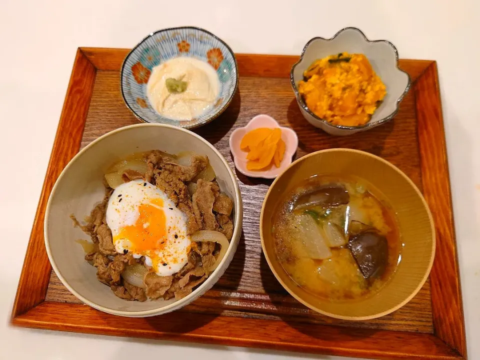 Snapdishの料理写真:牛丼、味噌汁、カボチャのそぼろ煮、湯葉刺し|sorsmdさん