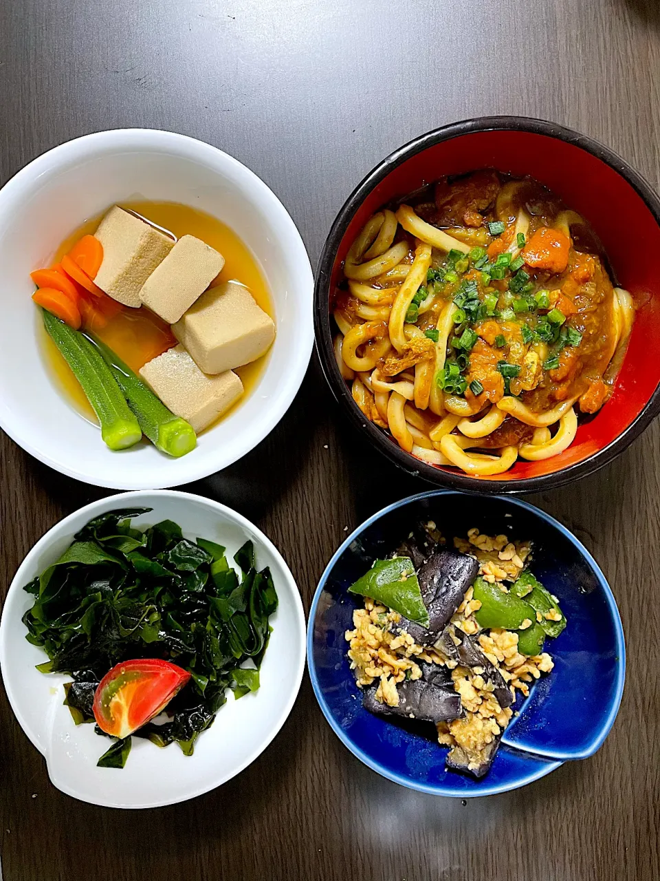 Snapdishの料理写真:カレーうどん、高野豆腐とおくらの煮物、ピーマンと茄子の甘辛ひき肉炒め、わかめサラダ|aaaさん