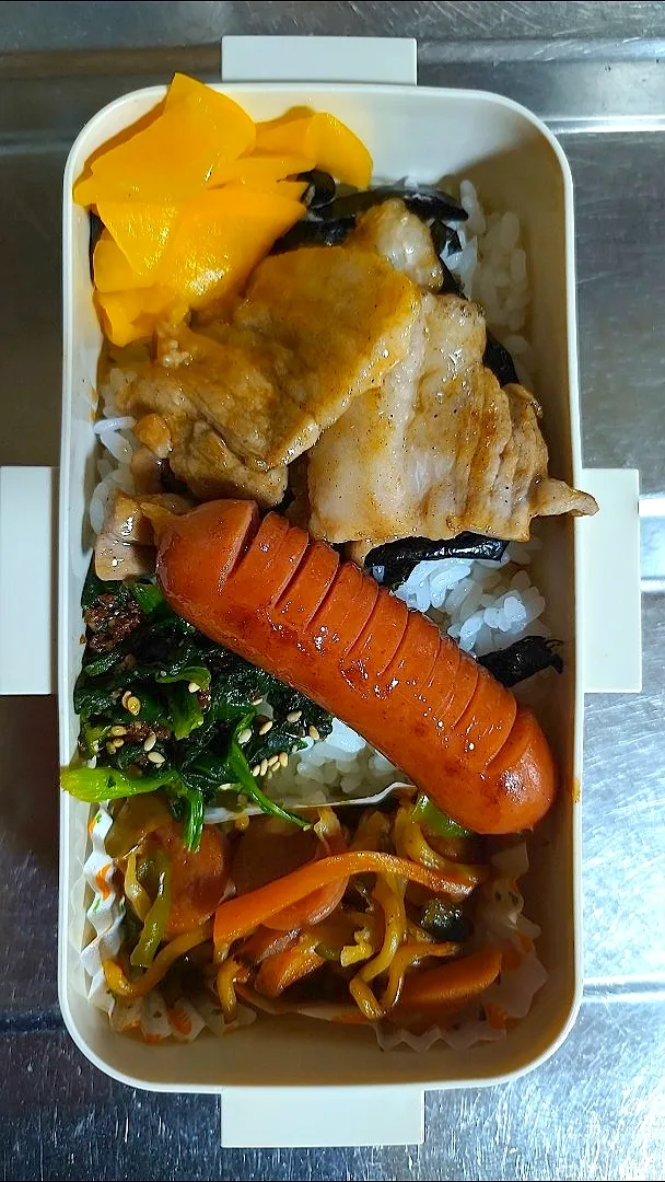 旦那弁当　2022/7/30

しょうが焼き丼弁当
ウインナー
ほうれん草のごま和え
焼きそば|ユキヨメ♪さん