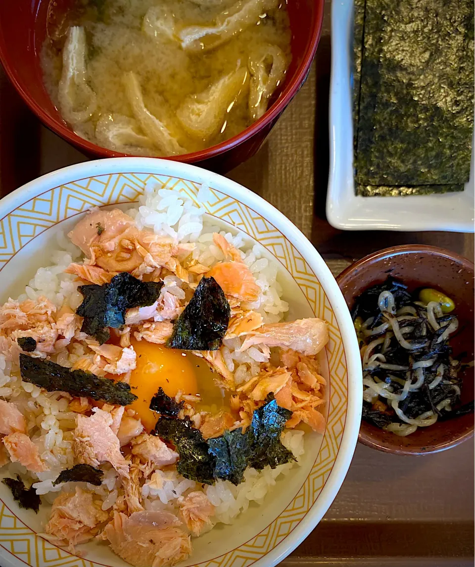 鮭ほぐしたまかけ朝食 390円-50円|すくらんぶるえっぐさん