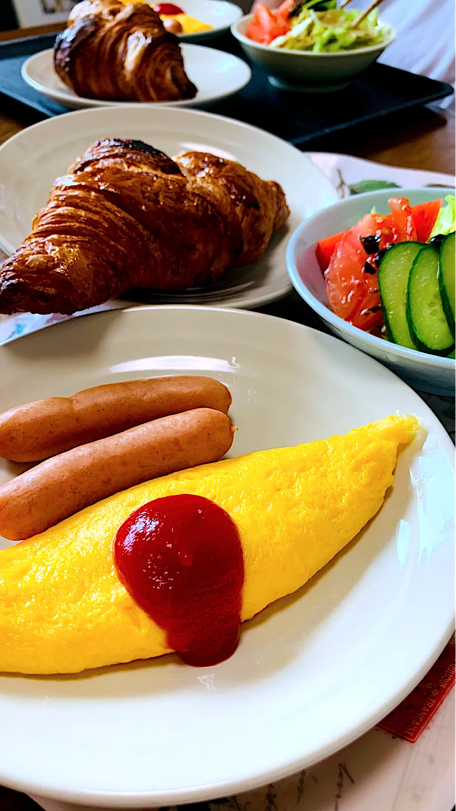 朝ごはん🥐オムレツとサラダ|ちはるさん