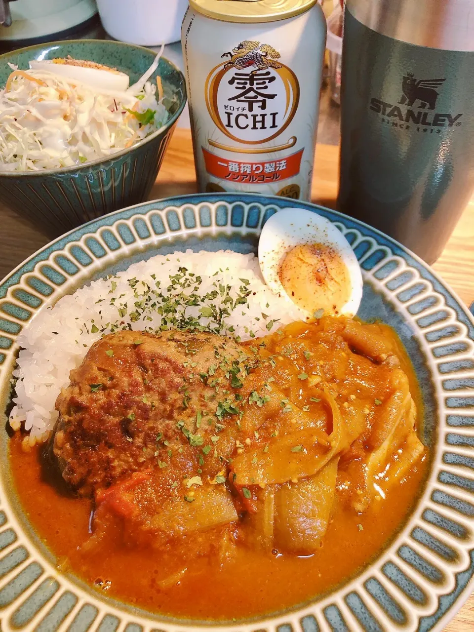 Snapdishの料理写真:手羽中スパイスカレー完成！作り置きハンバーグものっけて昼なのでノンアル🍺|海斗さん