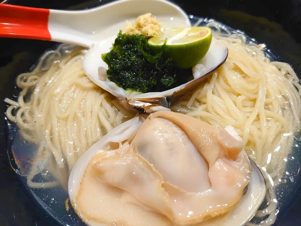 Snapdishの料理写真:【本日の裏】
生姜らー麺専門 
ジンジャーヘッドバッド
千葉県産大ハマグリの冷やしの
塩そば (1,500円)
@大山3分
(JR板橋駅から徒歩25分)
22160|大脇さん