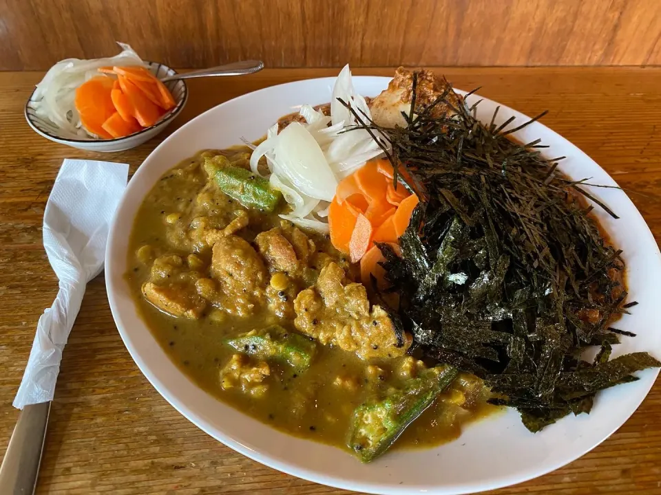 夏チキンと極辛キーマクラシックのあいがけのりだく🔥🍛味玉トッピング🥚ピクルスマシマシ🥒|buhizouさん