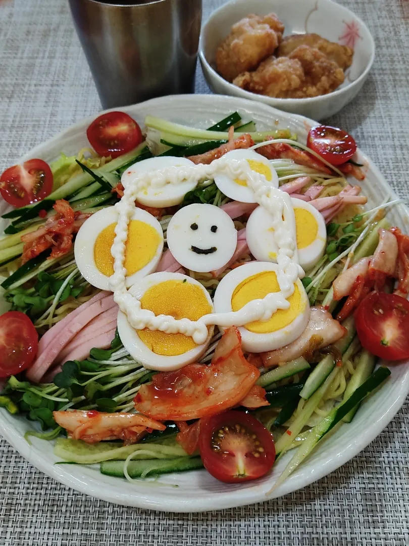 大盛りの冷やし中華

冷蔵庫に入ってる余り気味な食材を、麺の上にのっけてみました。
あらあら、あれもこれもとつい大盛りに。
自分の家だから出来る贅沢ですね。|Rピージャーさん