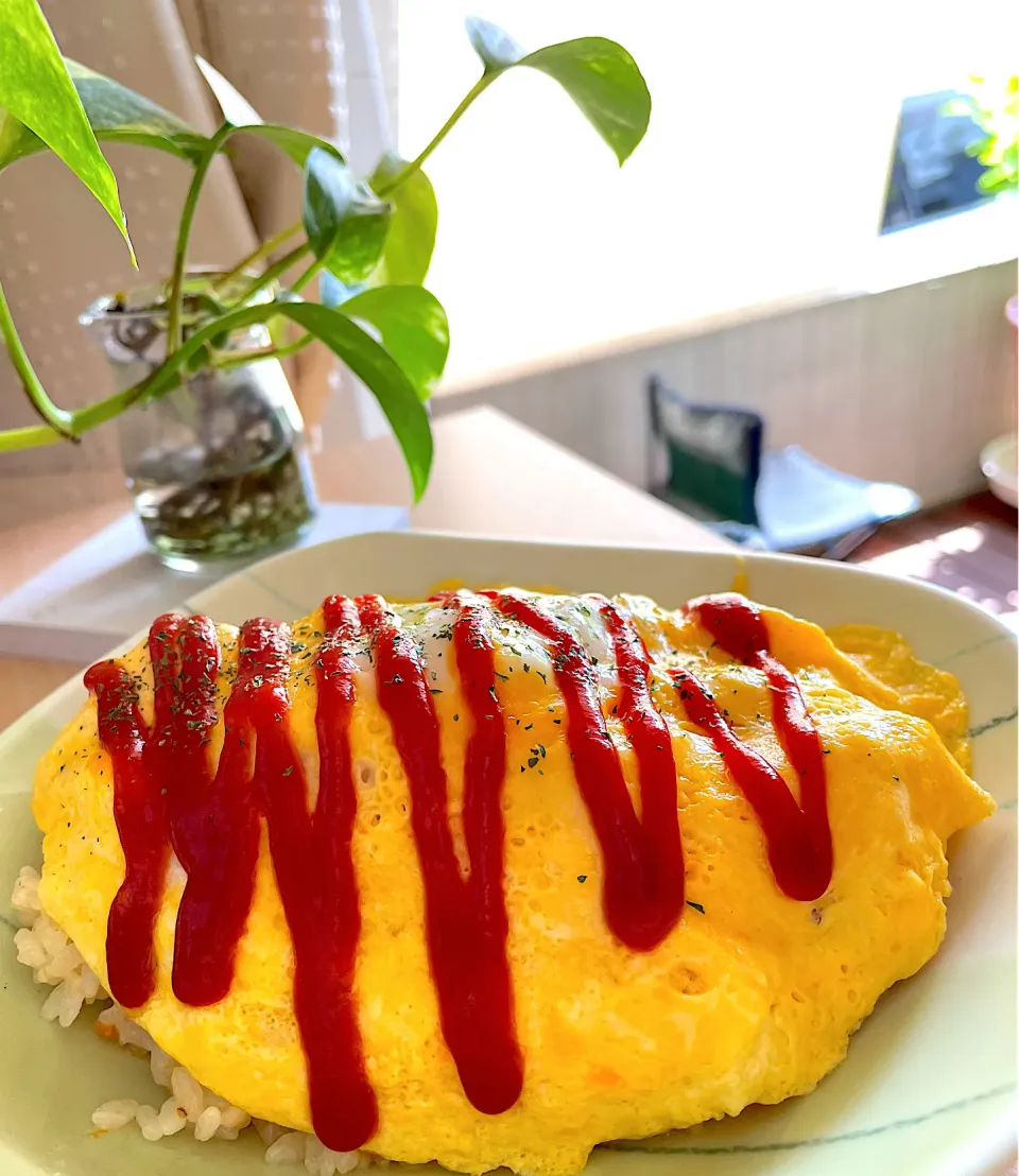 炊き込みトマトご飯で簡単オムライス🍅|だまさん