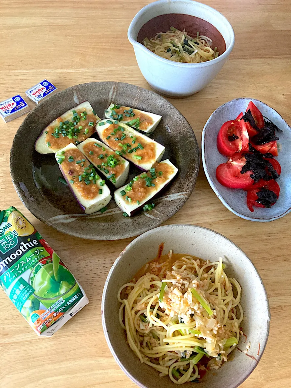 とうもろこし麺と大豆ミートの坦々麺風💓レンチンなす田楽(自家製味噌と甘酒)冷やしトマト🍅💓頂きモノのチーズとスムージー|さくたえさん