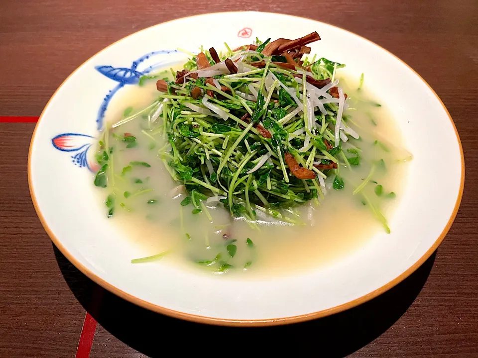 Poached greenhouse bean sprouts with tea tree mushrooms|skyblueさん