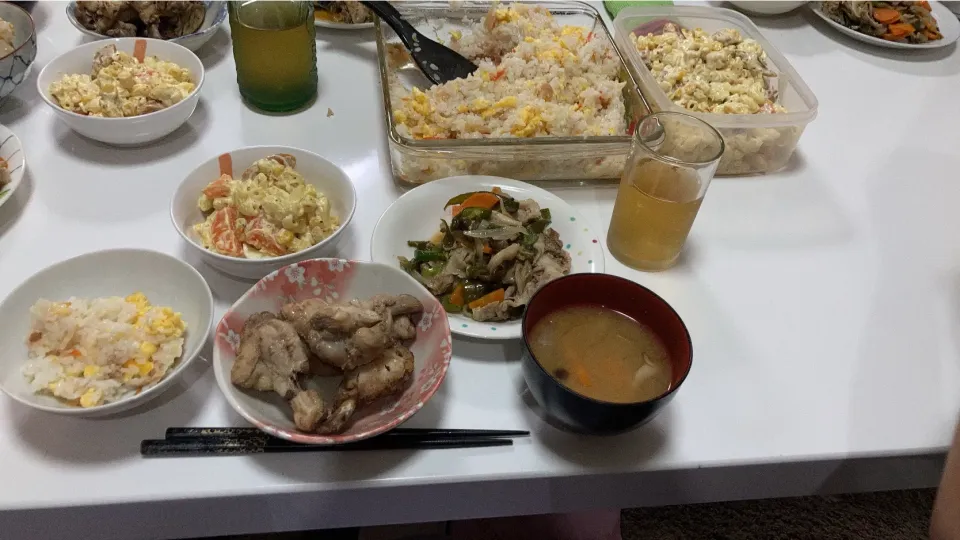 作り置き使ったりしたりの晩御飯。☆ちらし寿司☆マカロニサラダ☆手羽元の酸っぱ煮☆野菜炒め☆みそ汁（玉葱、しめじ、人参）|Saharaさん