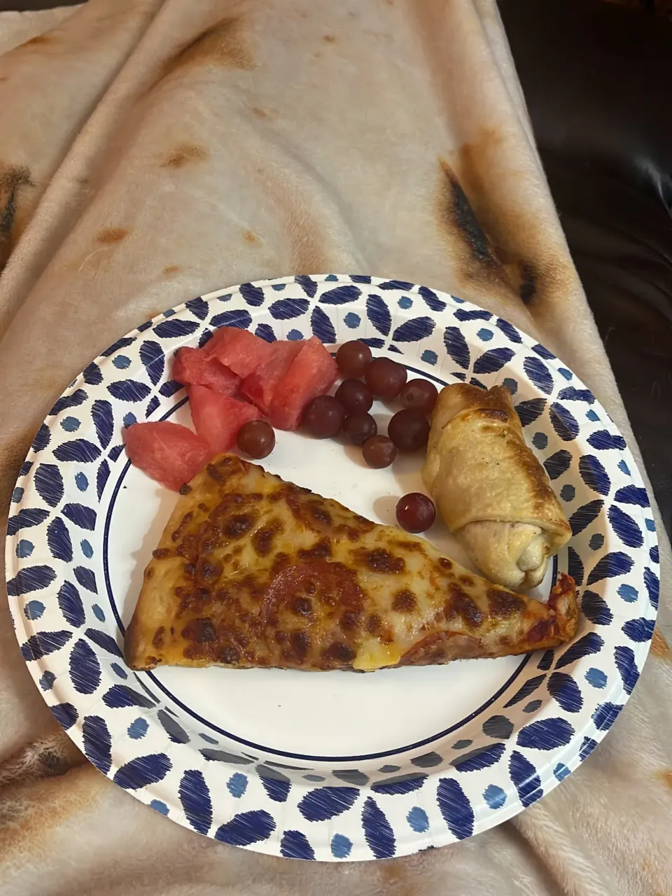 Pepperoni pizza, pepperoni poppers, grapes, and watermelon|suさん