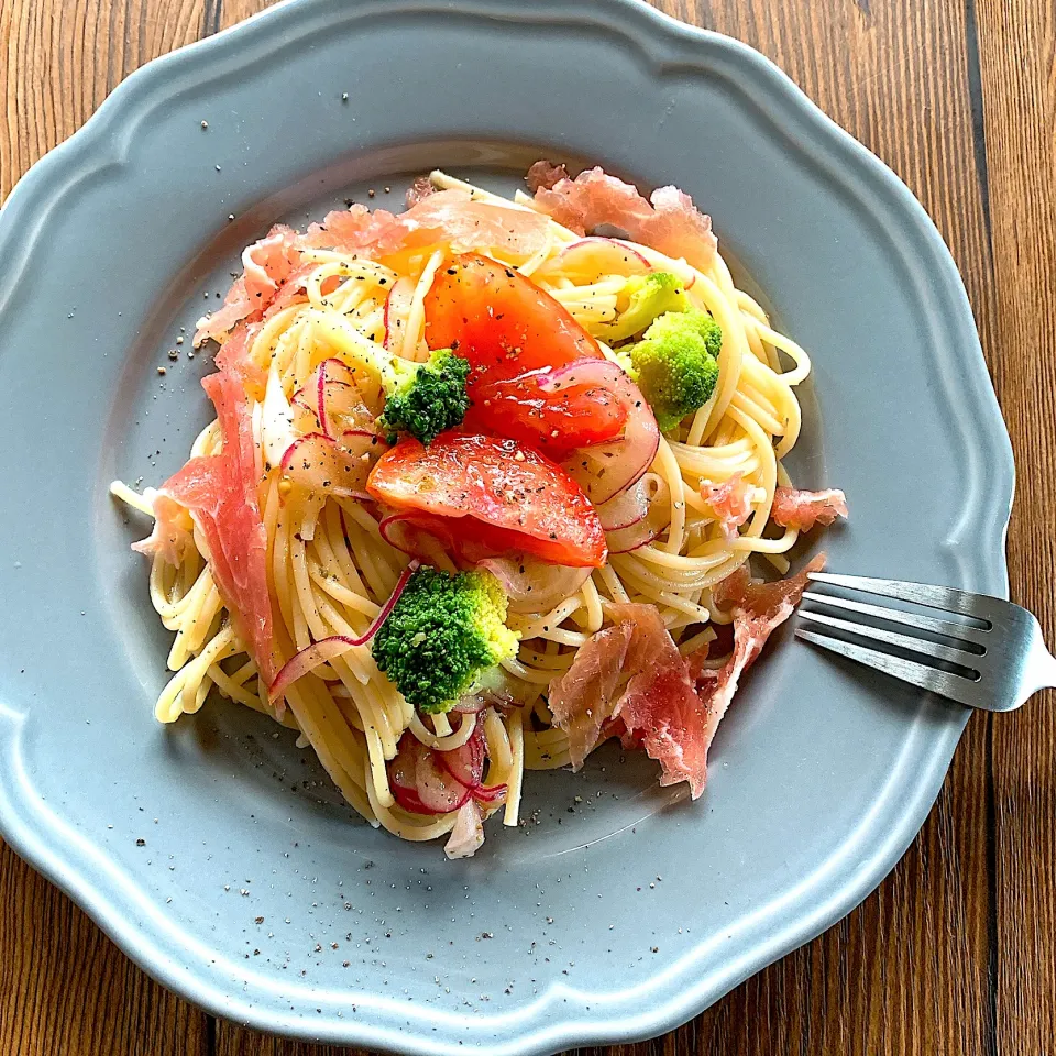 Snapdishの料理写真:トマトと玉ねぎのマリネで冷製パスタ|ユッキーさん