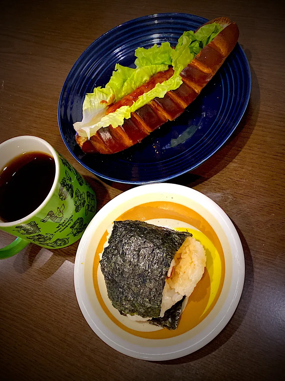 ヴィエノワのホットドッグ🥖　サーモンのおにぎり🍙　コーヒー☕️|ch＊K*∀o(^^*)♪さん