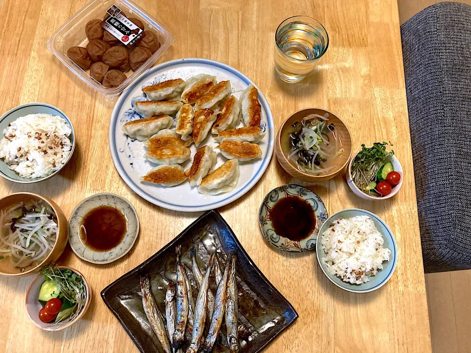 Snapdishの料理写真:餃子🥟❤︎焼きししゃも❤︎モヤシのお味噌汁❤︎姪っ子ちゃんが育てたプチトマトのサラダ❤︎雑穀米ご飯❤︎和歌山のお土産に貰った黒糖南高梅✧ •̀.̫•́✧|さくたえさん