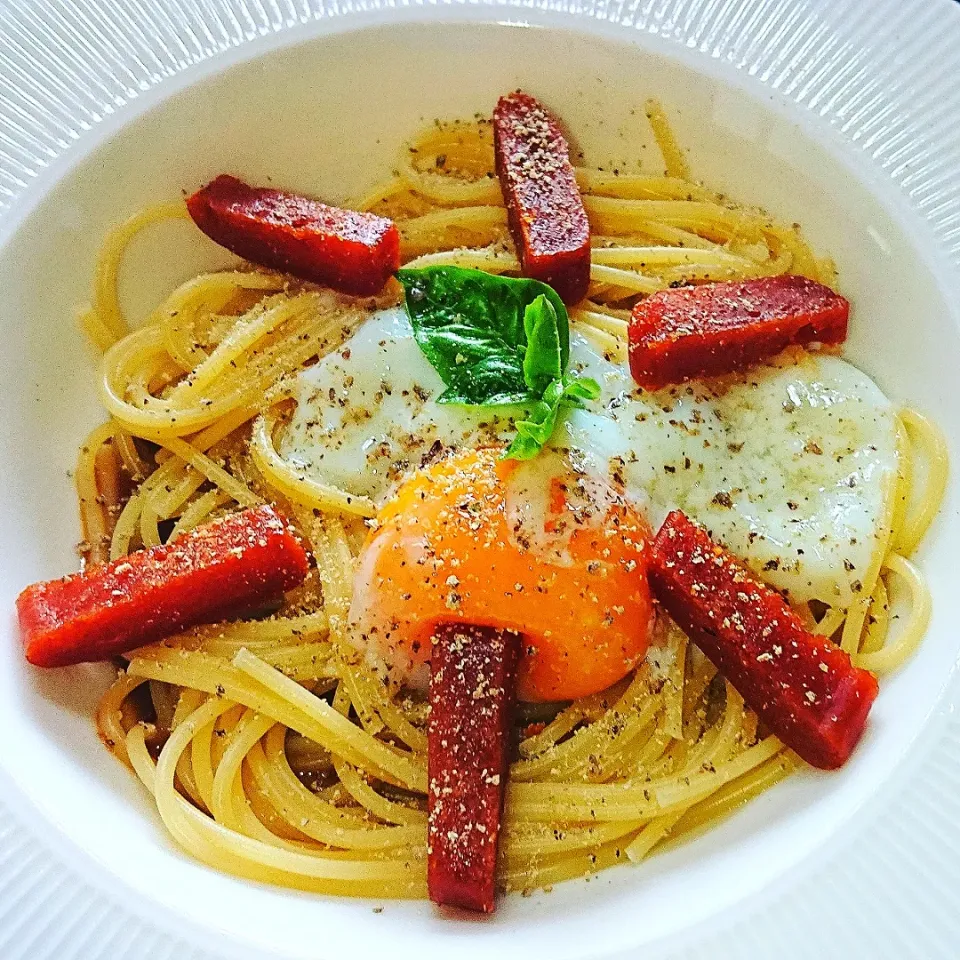 カラスミのパスタ温玉載せ、ウニソース添え〰️🍝|quitaさん