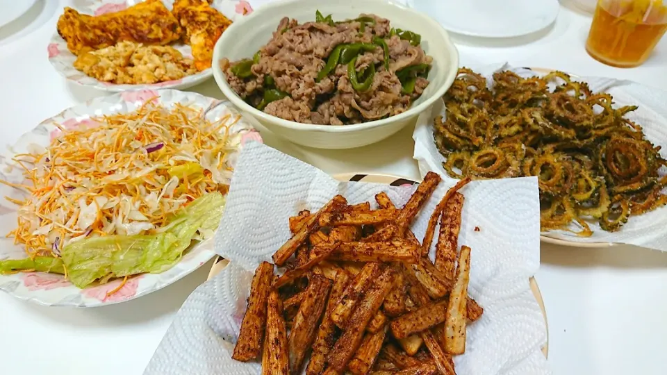 Snapdishの料理写真:牛肉とピーマンのシャンタン炒め
フライド山芋
ゴーヤチップス
野菜サラダ(パリパリ麺入り)
卵焼き(6割失敗)|ぷるさんさん