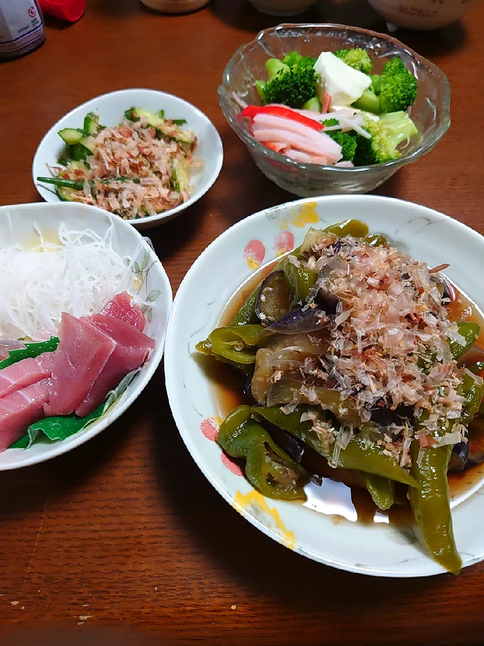 Snapdishの料理写真:刺し身
茄子と万願寺とうがらしの煮浸し
オクラとキュウリの和えもの
サラダ|ぱやさん