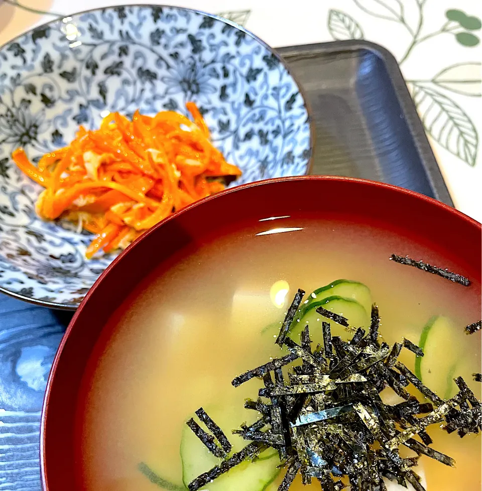 豆腐・胡瓜・刻み海苔の超簡単冷し味噌汁とツナ入り人参シリシリ〜🤗💕|てるみさん