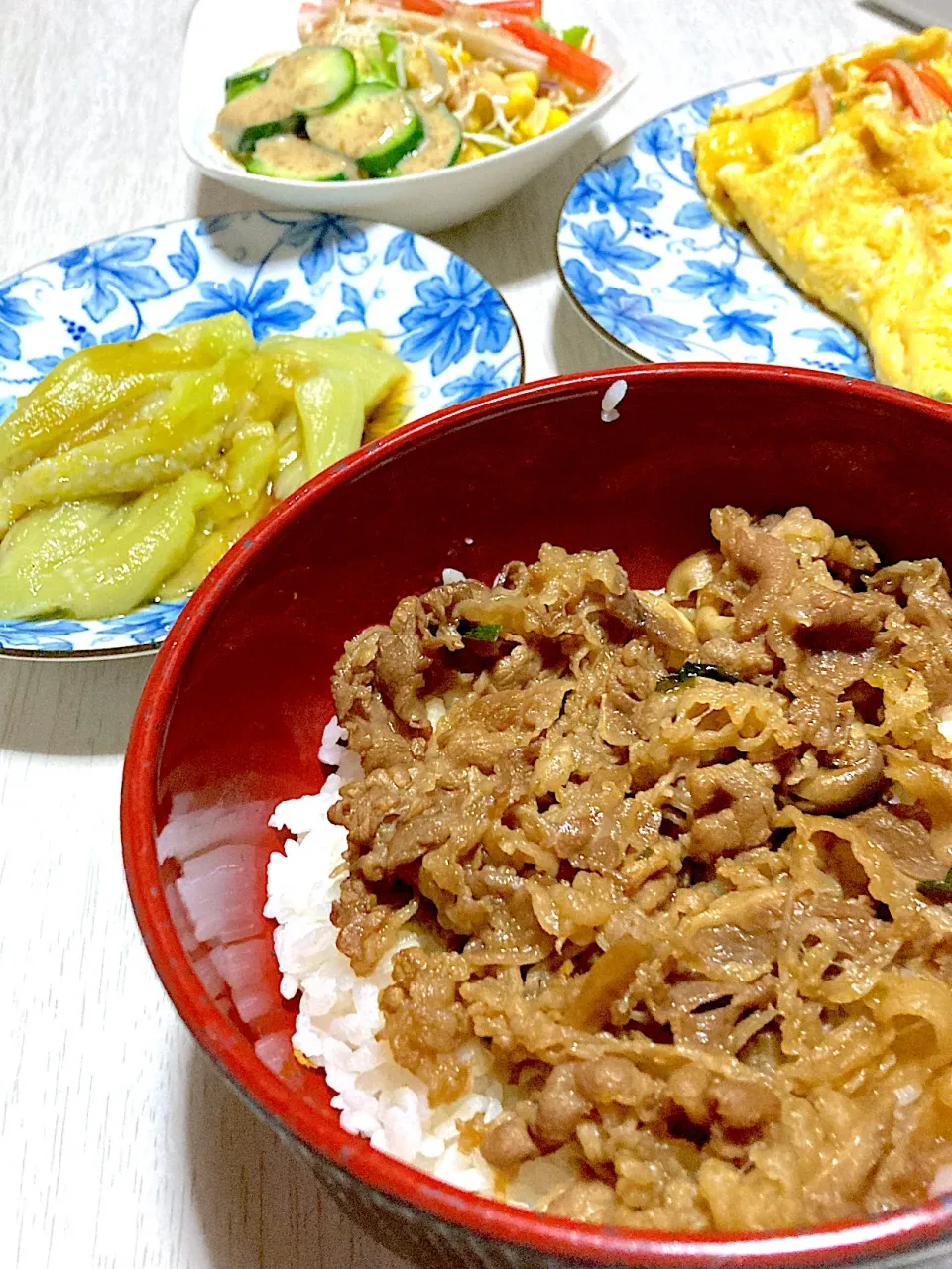 牛バラ焼き肉丼、冷やし蒸しナス、カニカマとネギの卵焼き、サラダ|Ayaさん