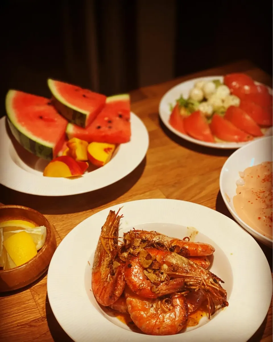 Oh My God a Hot Summer Day 
Dinner ! Dinner ! 
Fresh Made Prawn Cocktail , Garlic Butter Prawns , Mozzarella Balls Tomato Salad , Fresh Watermelon 🍉 #salad #fr|Emanuel Hayashiさん