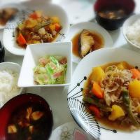 夕食(*^^*)
肉じゃが
銀ダラ煮
キャベツとベーコンのホットサラダ
味噌汁(小松菜、豆腐)