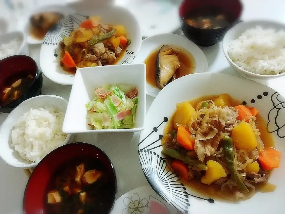 夕食(*^^*)
肉じゃが
銀ダラ煮
キャベツとベーコンのホットサラダ
味噌汁(小松菜、豆腐)|プリン☆さん