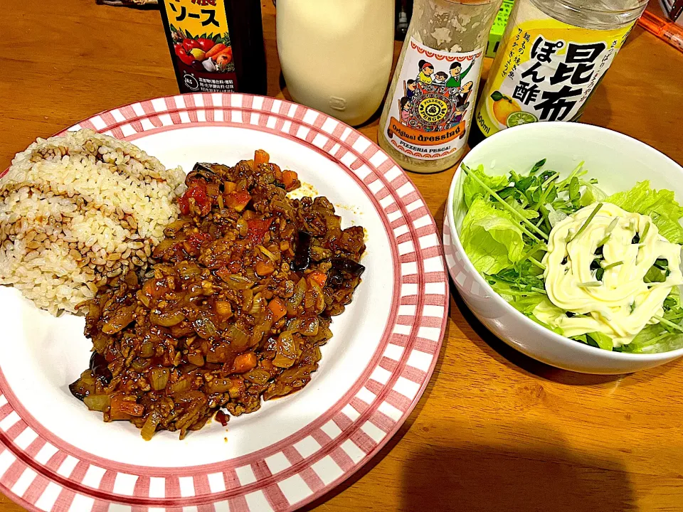 ソースはご飯の方にハチミツはカレーの方にかける派です #夕飯　トマトたっぷり茄子キーマカレーロウカット玄米ライス、豆苗レタスサラダ|ms903さん