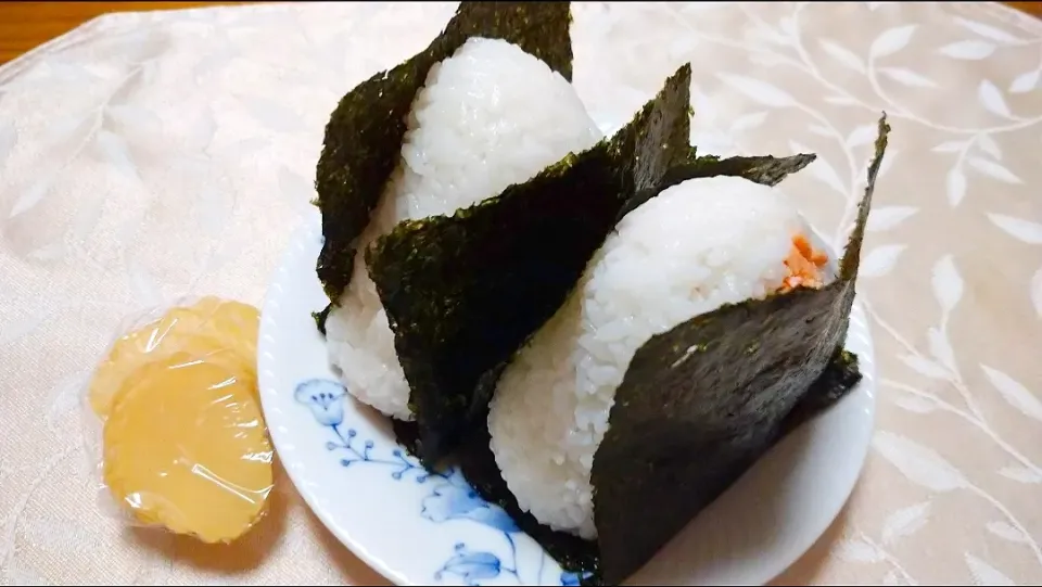 Snapdishの料理写真:7/31の夜勤弁当
塩鮭のおにぎり🍙|卯月さん