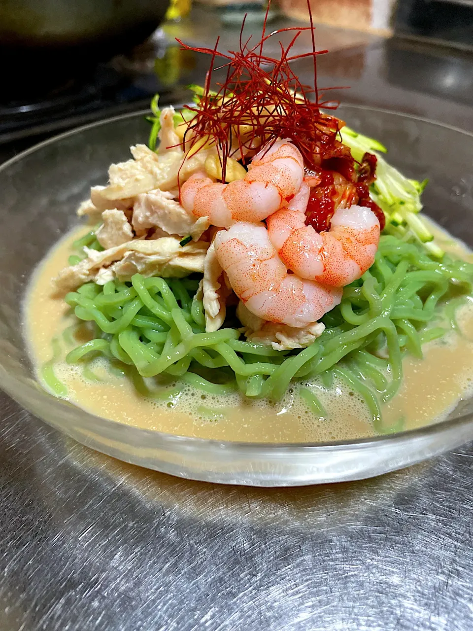 🌿豆乳と麺つゆの冷たい麺🌿
紫キャベツの茹で汁で茹でたら
麺がきれいないみどり色に🌿🌿🌿|🌿ぴぴさん