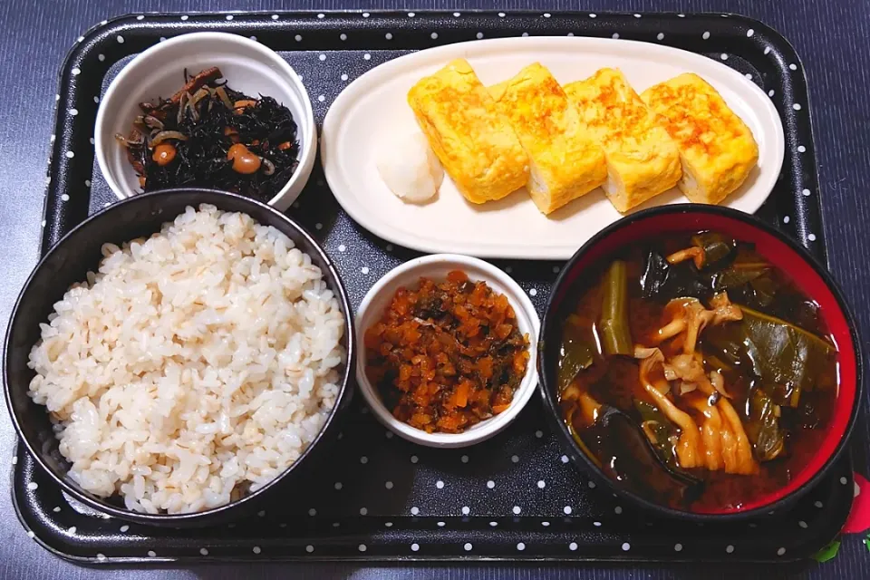 今日の朝ごはん（押麦ごはんに厚焼き玉子、ひじき煮、タモギタケと筒菜（空芯菜）のみそ汁、漬物（どん辛））|Mars＠釜飯作り研究中さん