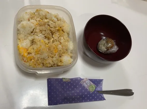 パパ弁。☆炒飯☆みそ玉。暑すぎて寝つきが悪いし、アラーム前に目が覚めて、ぐっすり寝れてなーい(T ^ T)|Saharaさん