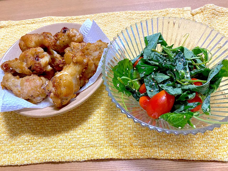 手羽元の唐揚げ、モロヘイヤとトマトとおくらの胡麻油サラダ🥗|1614さん