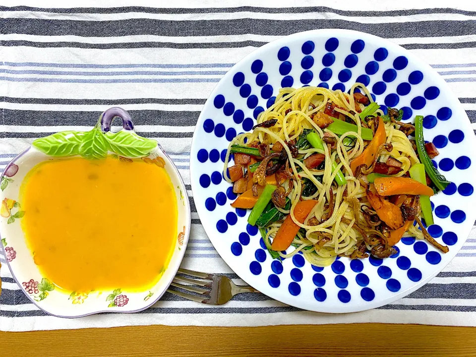 Snapdishの料理写真:かぼちゃポタージュ🎃、パスタ。コンポストの堆肥から、勝手に生えたかぼちゃです🙌🏻|1614さん